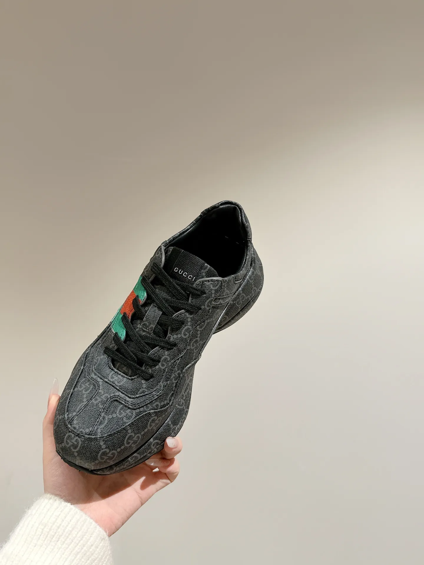 👟👟Ex-factory price 700👟👟 Men's size +10 🇮🇹Italy🇮🇹Gucci GUCCI🇮🇹Dad shoes (purchase level) (original replica) 👑 The original version purchased by Taikoo Hui has been continuously improved and upgraded in details, from the packaging of the shoes - anti-counterfeiting markings - shoe box accessories - fabric optimization - outsole technology - stitching and routing - oil edge technology. We do our best ◼️ Outsole: original plate molding ◼️ Upper: original grade A imported cowhide 🐮 ◼️ lining: original grade A mixed sheepskin 🐑 ◼️ Feet: original grade A mixed sheepskin 🐑 ◼️ Medium and low belt LOGO + original injection molding foot technology + original lasting technology ◼️ Original full set of customized packaging (anti-counterfeiting chip + a cloth bag + GUCCI card envelope + electronic invoice with credit card slip + shoelaces) ◼️ All details of the higher version are consistent with the original version (note the comparison) ◼️ Code number: 35-40 for women and 39-44 for men